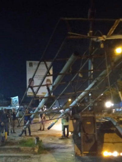 Satpol PP Pekanbaru Robohkan Dua Tiang Reklame Langgar Aturan